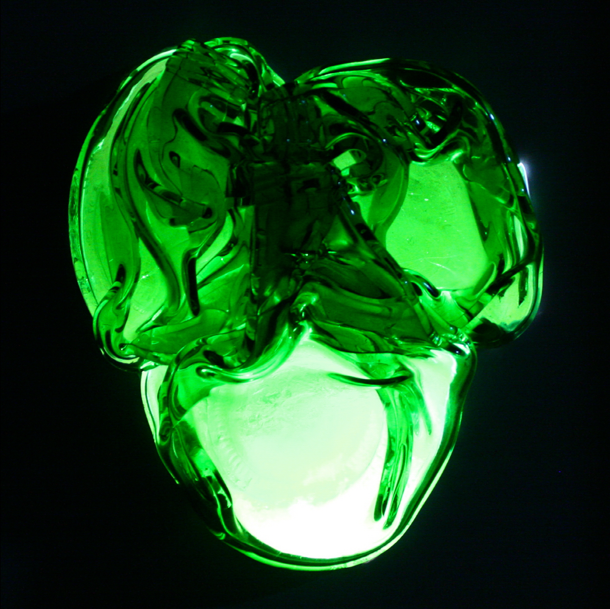 이마리아 Mariah Lee_Perrier_glass bottles, led light, mixed media_43x43cm_2013