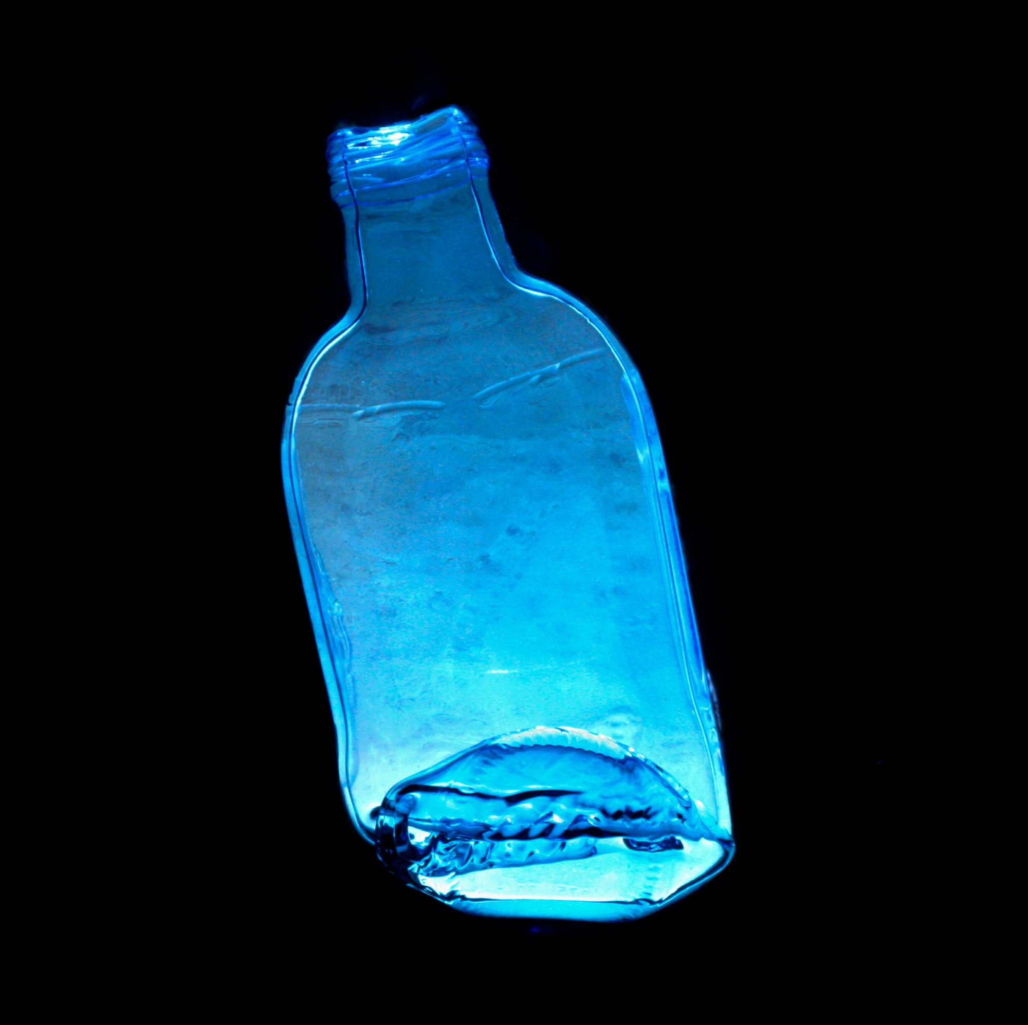 이마리아 Mariah Lee_SELTERS_glass bottle, led light, mixed media_43x43cm_2017