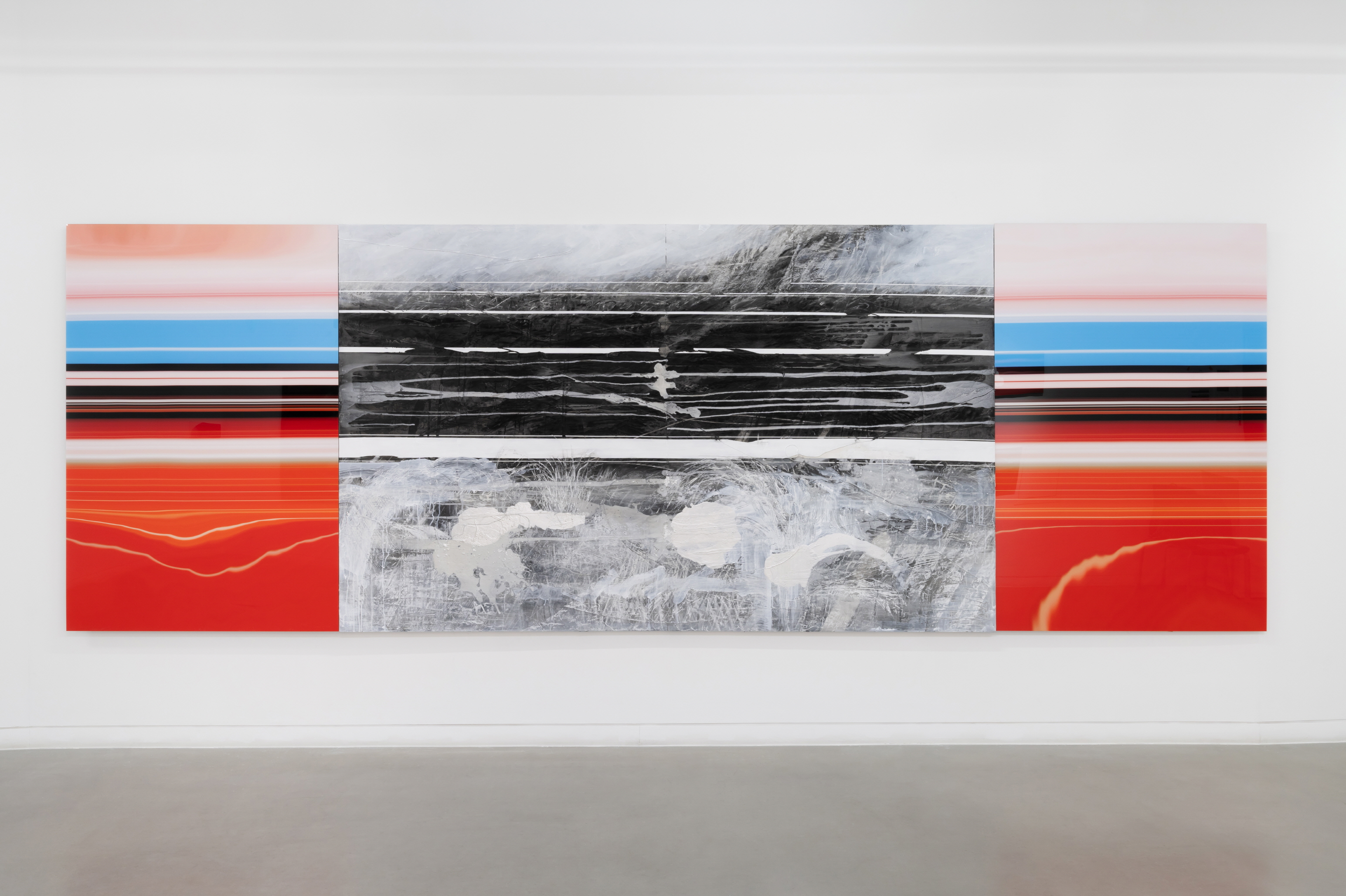 (오른쪽부터)김지혜, 맞닿은 이면(裏面)1, 2, pigment print mounted on plexiglass, 108x162cm(100호)x2, (가운데)이면의 시간, charcoal, pearl medium, 260x162cm(200호), 2024