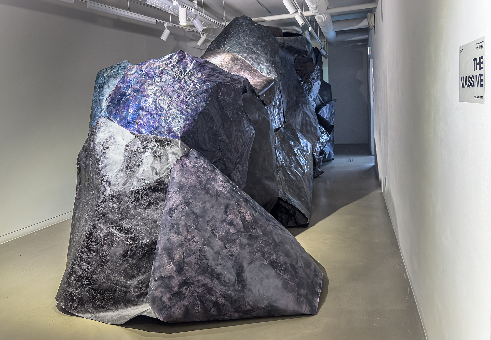 THE MASSIVE, 한지에 먹과 혼합재료, 볼트와 너트, 가변크기, 2025