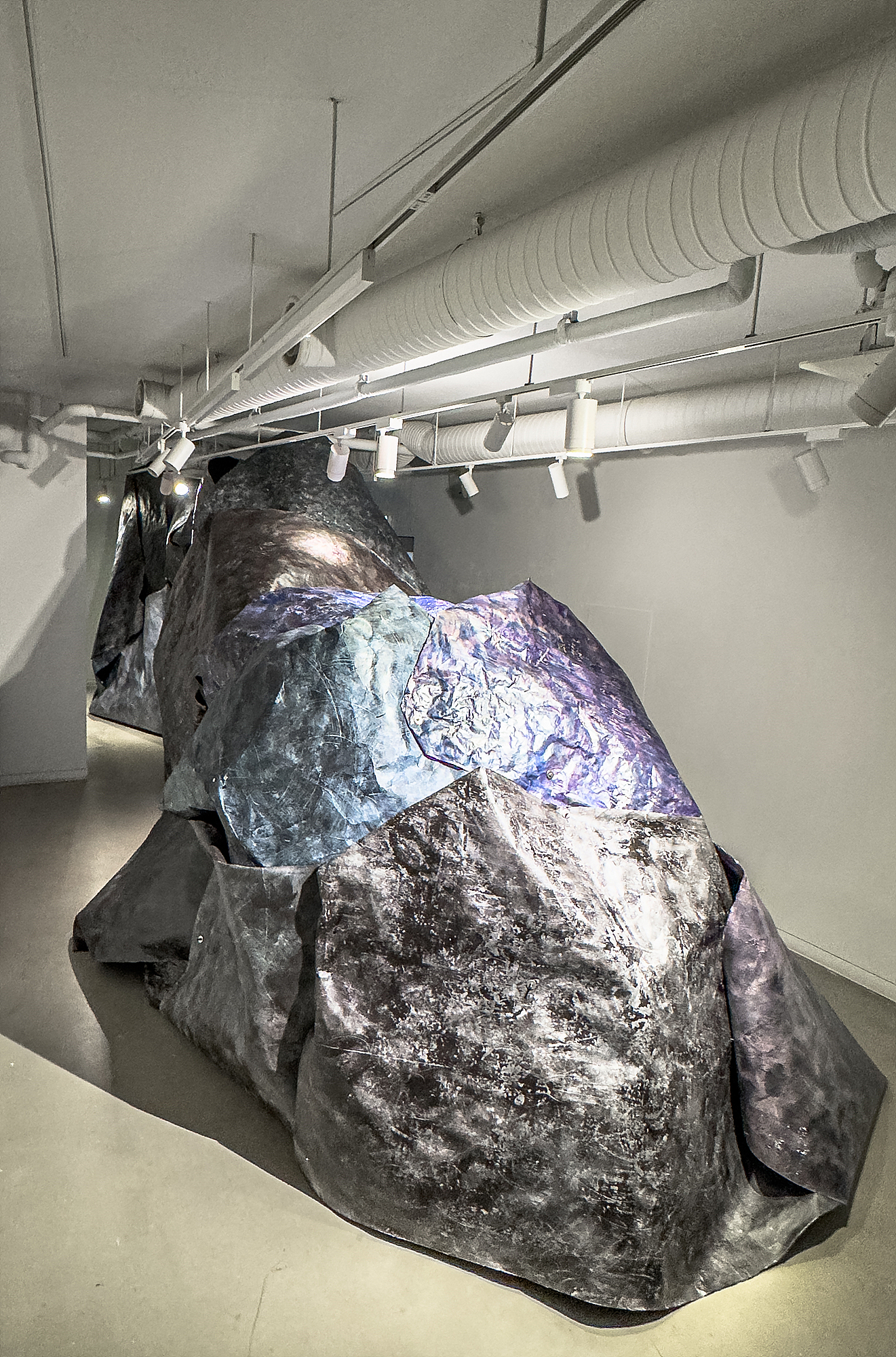 THE MASSIVE, 한지에 먹과 혼합재료, 볼트와 너트, 가변크기, 2025
