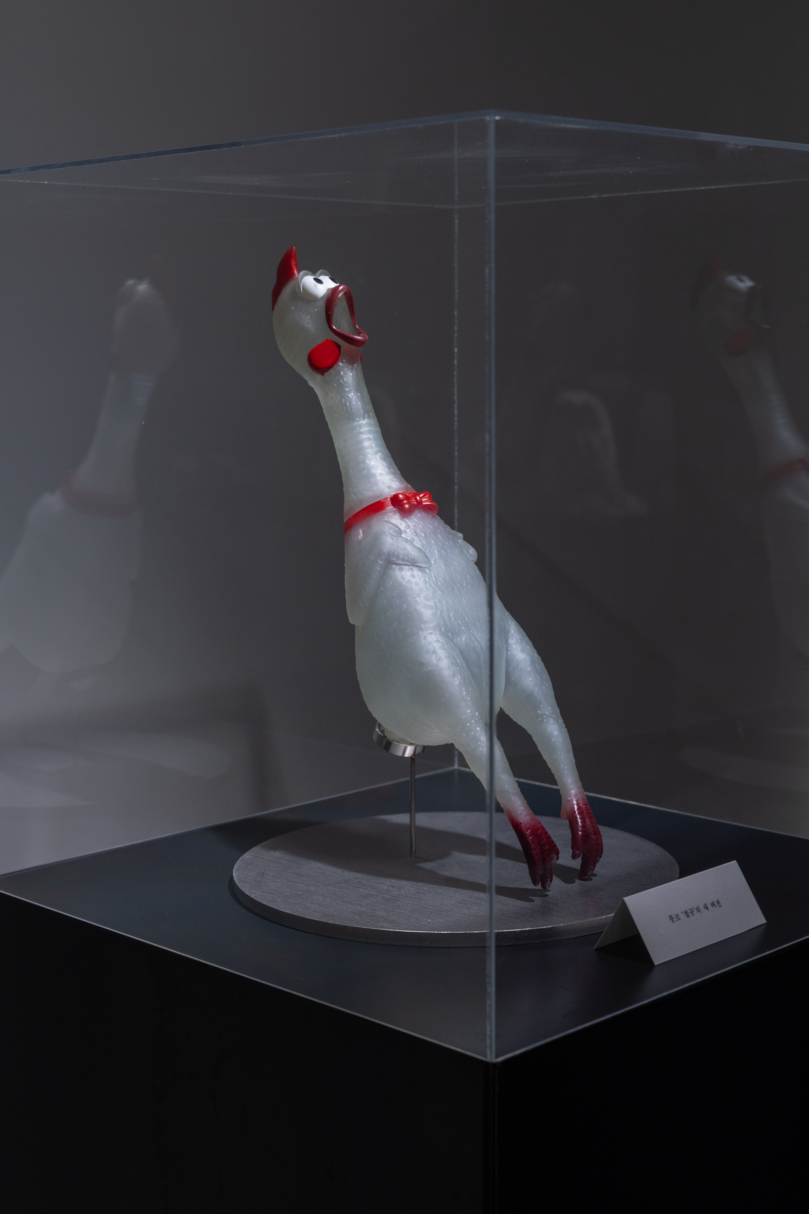 뭉크 ‘절규’의 새 버전, 소리 내는 닭 인형, 2025